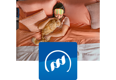 Chat se reposant avec son maître sur son lit